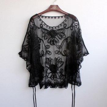 Cape d'été décontractée ample en maille brodée de fleurs avec manches chauve-souris et dentelle transparente pour femme